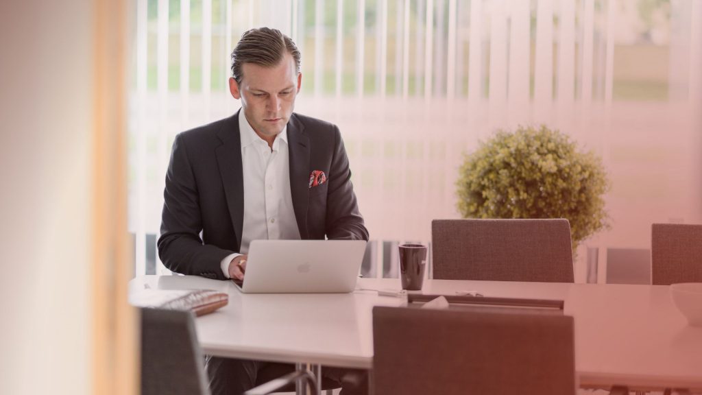 11 röd (1920x1080 px)