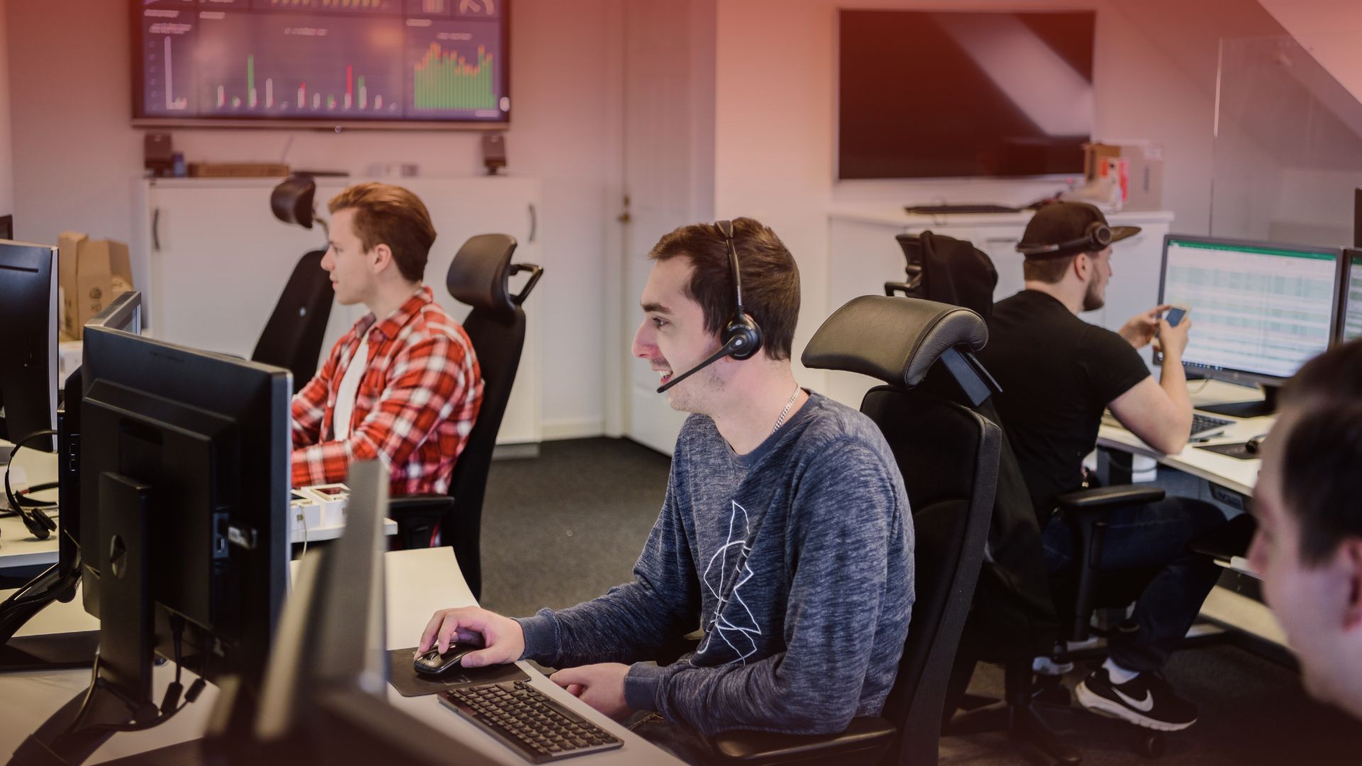 Kundtjänst som hanterar ärenden via telefon