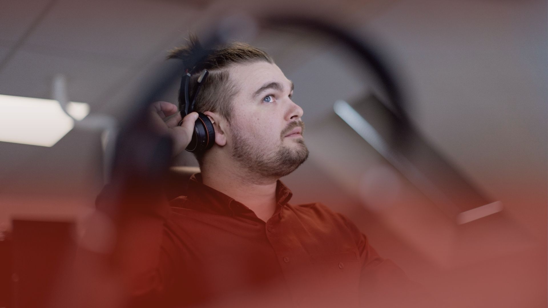 Supportertekniker som tar på sig headset