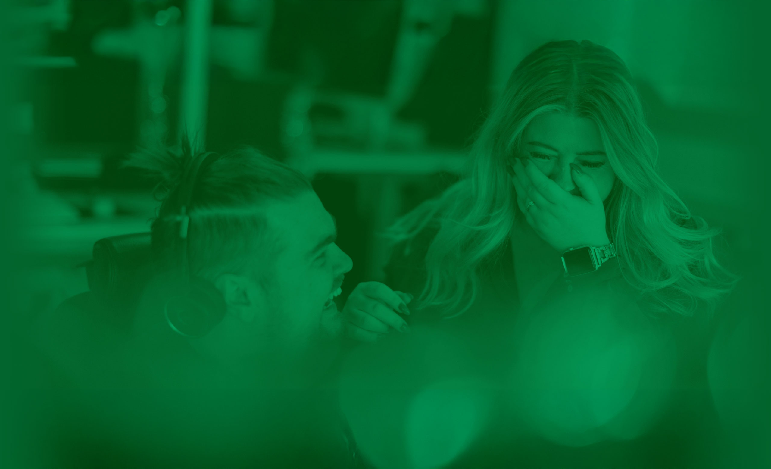 man och kvinna pa evolvit skrattar