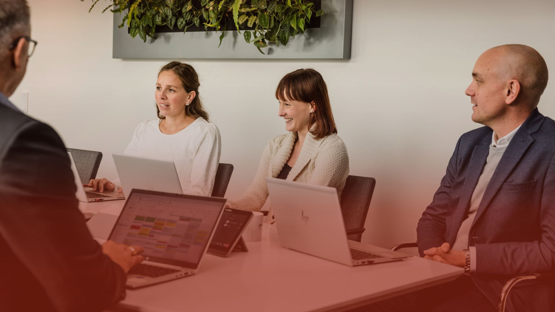 personer runt konferensbord