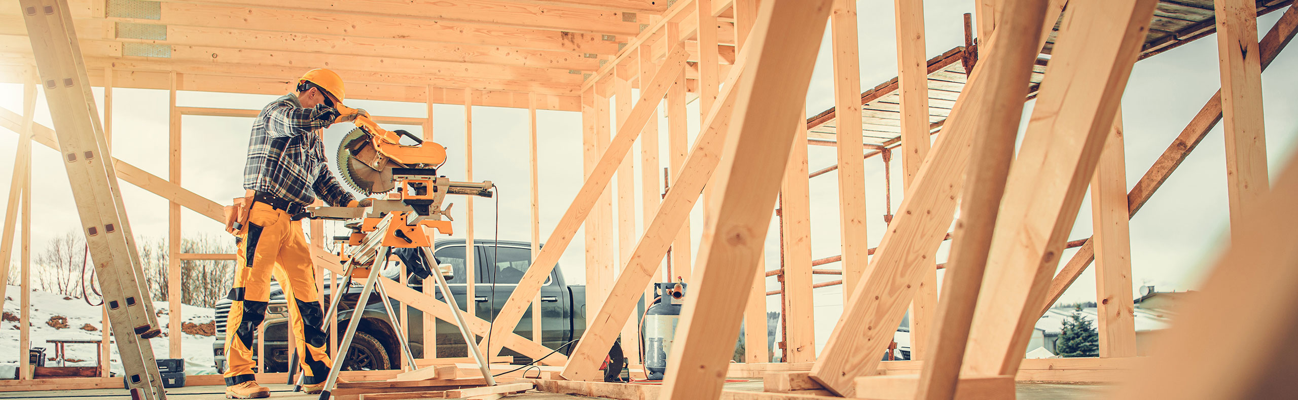 Man som sagar och bygger hus