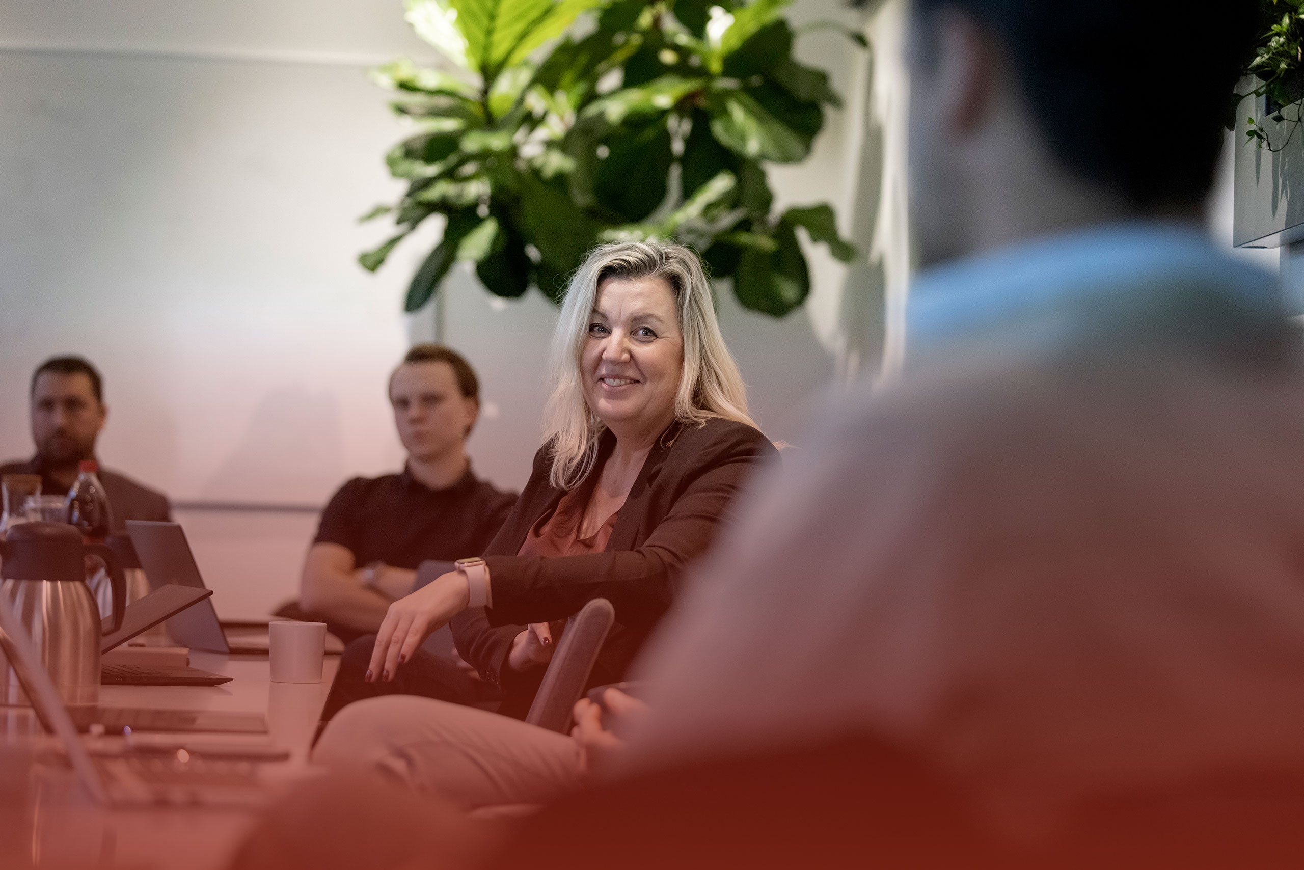 grupp diskuterar om affärssystem